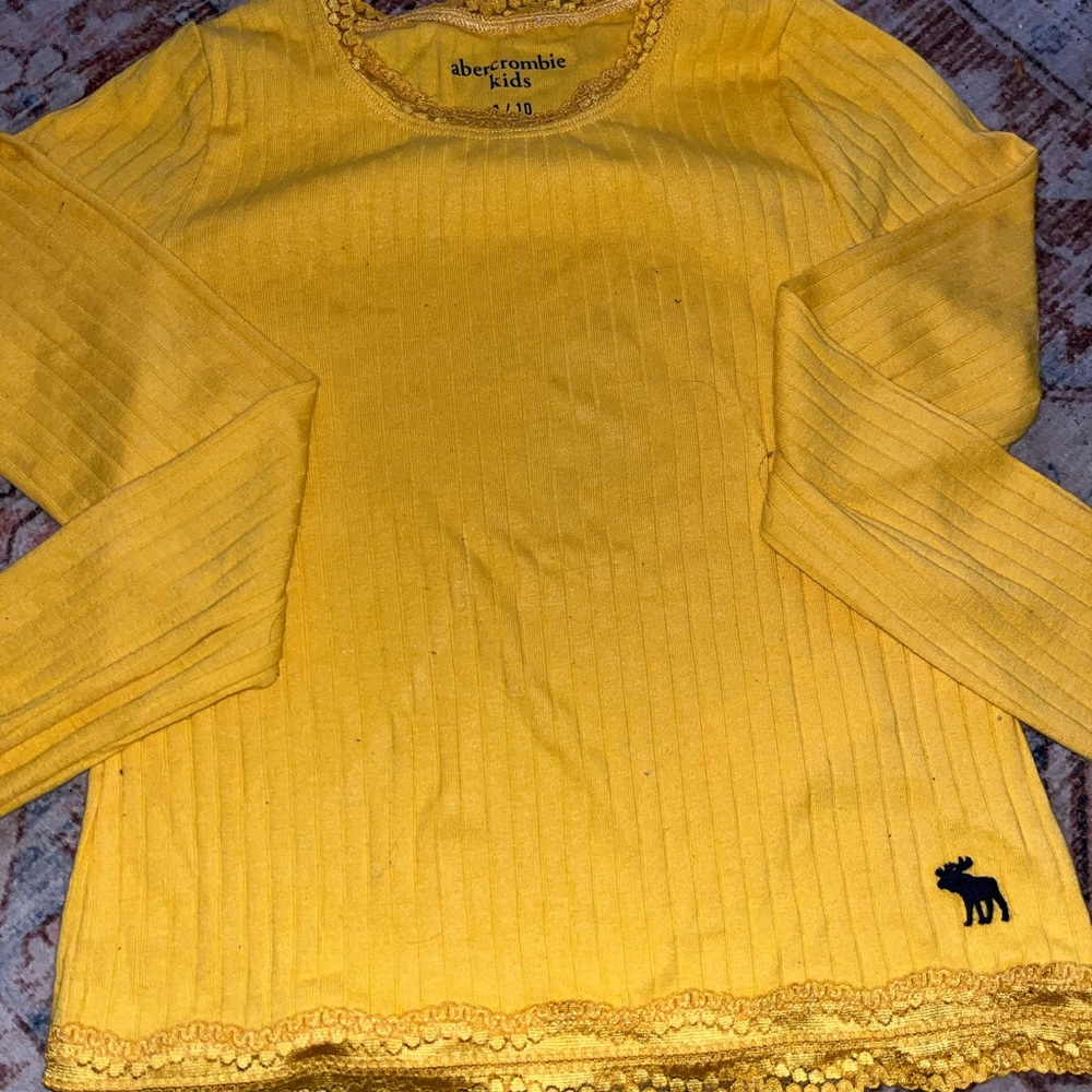 Yellow ridged long sleeve shirt with round neck yellow lace